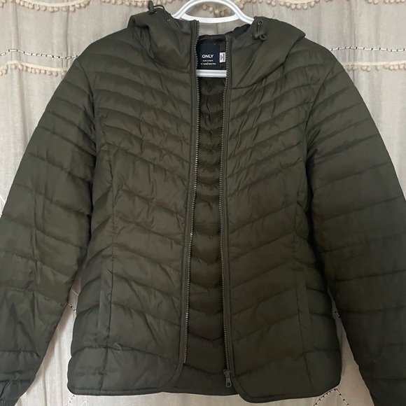 Green puffer size large - Picture 2 of 3